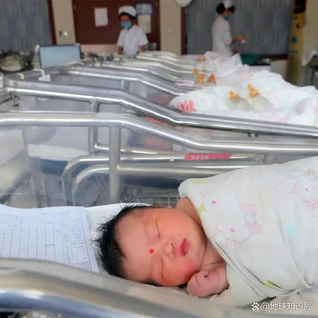 跌破7%,中国新生人口已经这么少了么?地球知识局 出生人口一路下滑