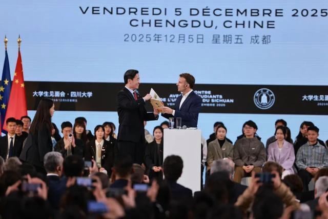 马克龙一路小跑与川大学生见面 中法友谊新篇章