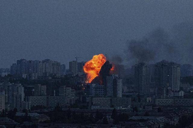 特朗普：被扣押油轮上的石油归美国了 美军强取豪夺引发争议