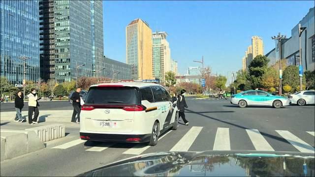 交警談河南法院警車在杭州闖紅燈