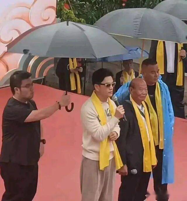 吕良伟回到老家陆川的祠堂祭祖 寻根情怀引热议