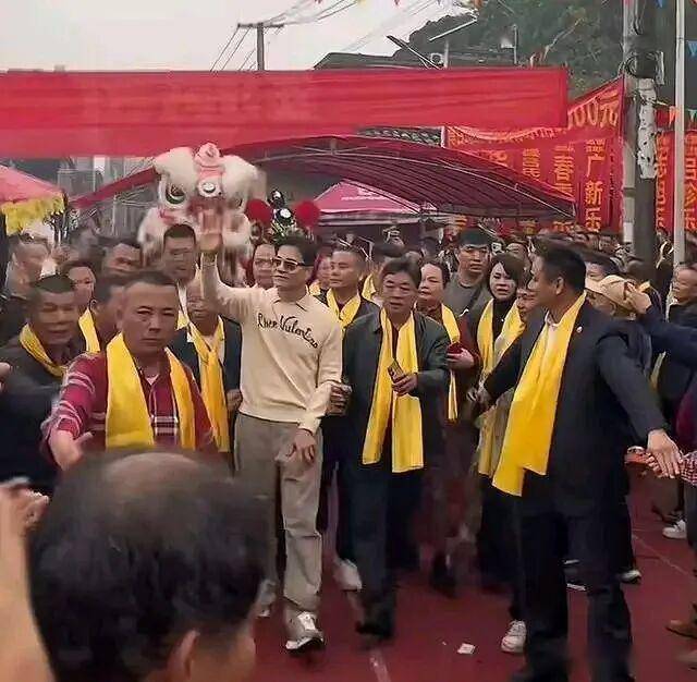 吕良伟回到老家陆川的祠堂祭祖 寻根情怀引热议