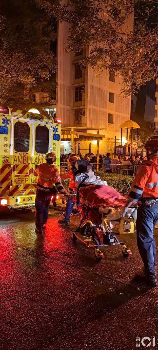 香港住宅樓起火400多住戶凌晨逃生 疑有人縱火