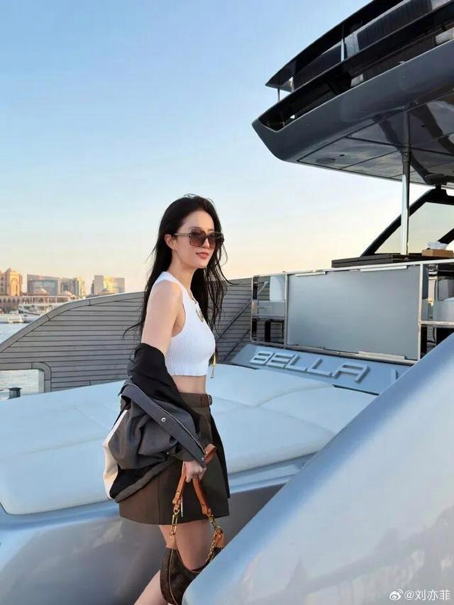 劉亦菲曬初雪哈哈合照 游艇日落美照引關(guān)注