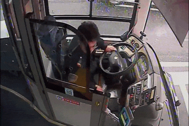 为学生清理身上积雪的司机找到了 暖心举动获赞