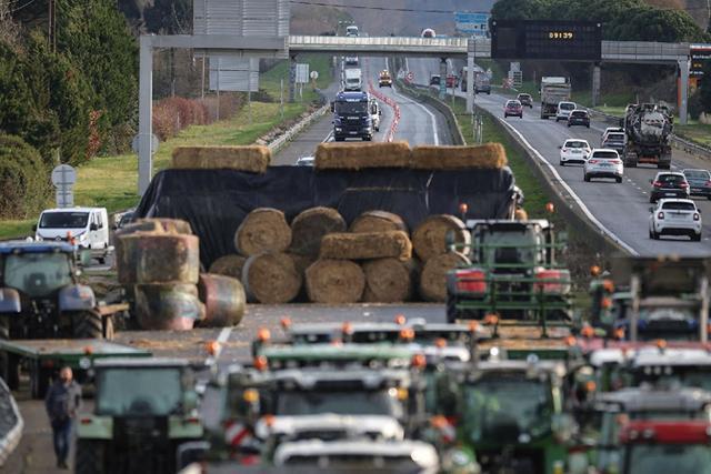 法国农民封堵高速抗议当局扑杀病牛
