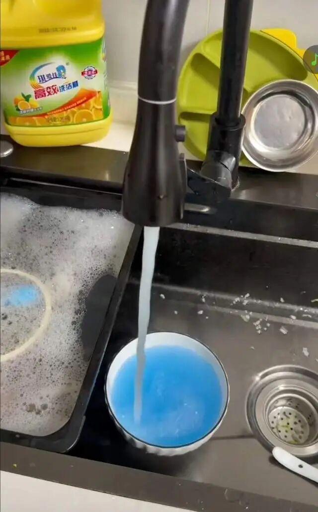 官方通报贵州一小区居民家自来水变蓝 水质异常原因待查