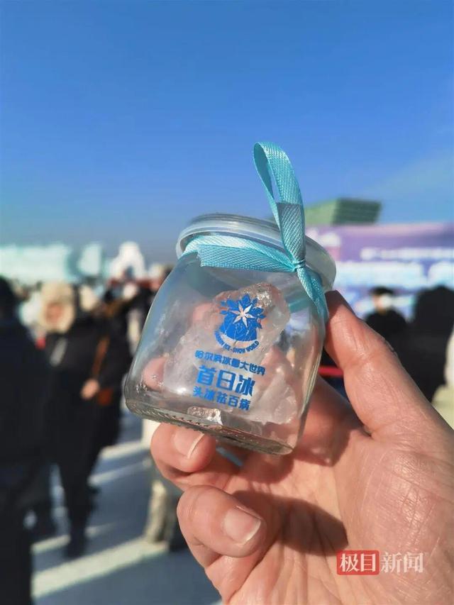 冰雕黄鹤楼亮相哈尔滨冰雪大世界 游客争相打卡拍照