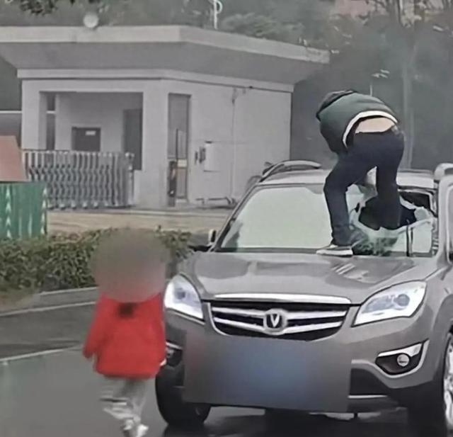 男子截停妻子汽车砸烂挡风玻璃 警方通报 家庭纠纷引发