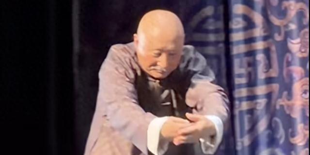 71岁陈佩斯11次鞠躬谢幕