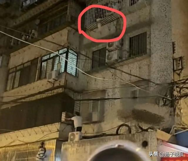 幼童悬挂4楼3小伙徒手爬楼救下