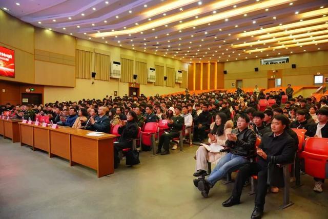 征兵宣传进校园点燃学子从军报国热情 政策解读与榜样引领