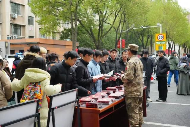 征兵宣传进校园点燃学子从军报国热情 政策解读与榜样引领