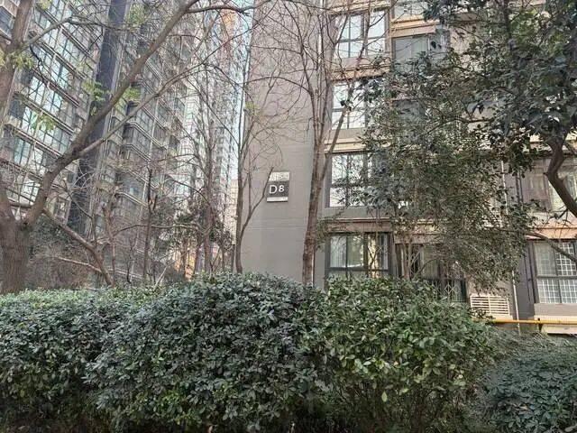 小区电梯故障 男子疑踩空坠落 事故引发居民担忧