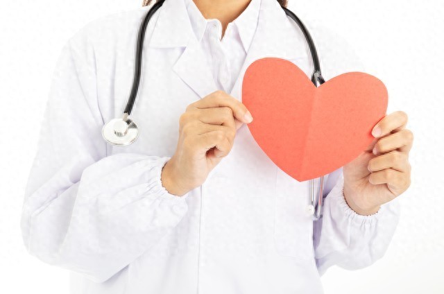 医生术中突发急性心梗仍坚守岗位！