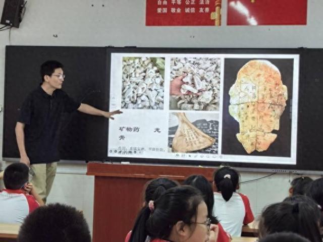 高三男生自学中医 同学们排队把脉