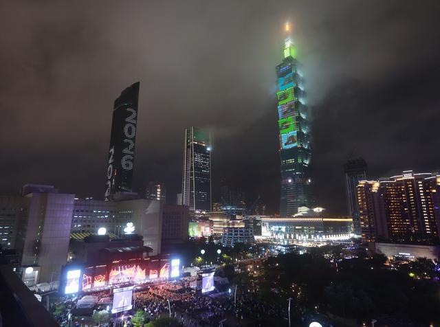 台北101跨年烟火秀点亮夜空 如约而至绚烂绽放