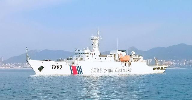 海军052D型导弹驱逐舰又上新 凌晨3点压向台舰