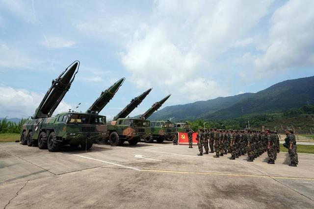海军052D型导弹驱逐舰又上新 凌晨3点压向台舰