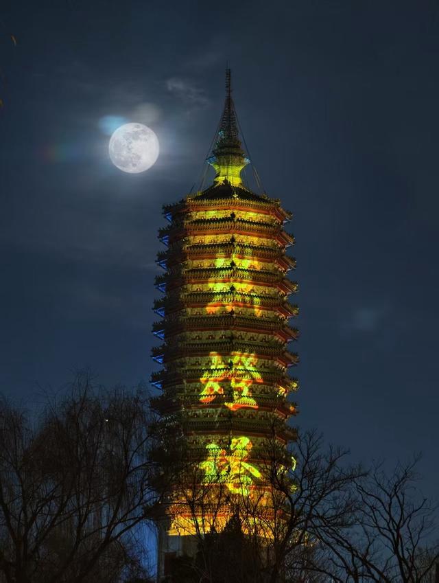 “超级月亮”没看够 高清大图来了 京城夜空无死角美丽动人