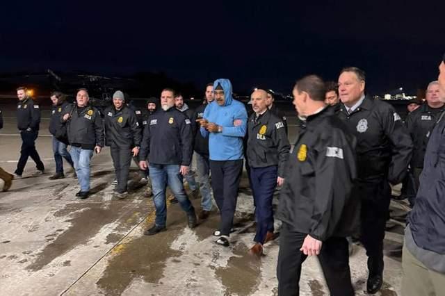 马杜罗抵达美国竖起大拇指 合法性争议不断