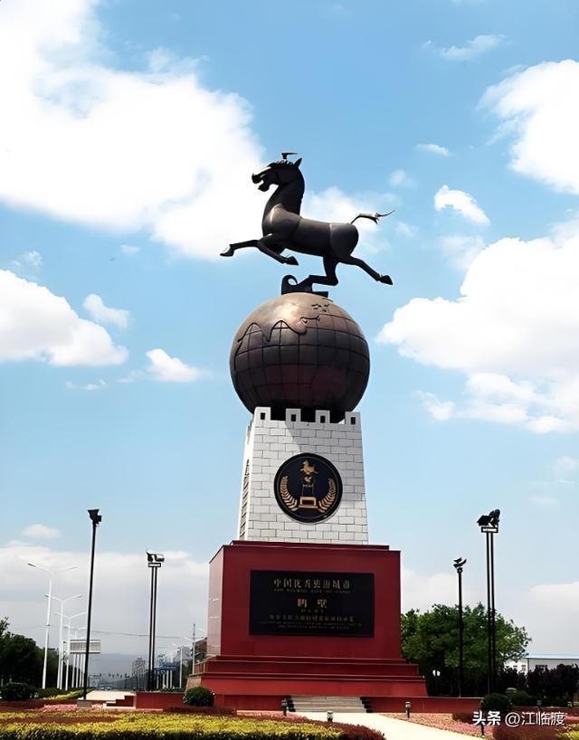 太原一商场马年雕塑被连夜拆除 「头逆马」梗引发热议