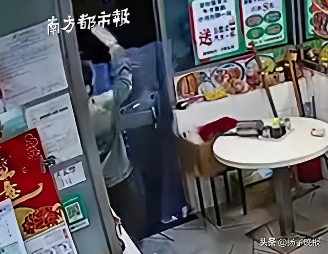 一32岁女顾客与店员发生争执！手持菜刀与警方对峙！乱砍民警盾牌 情绪失控引发冲突