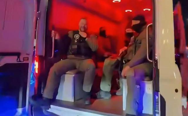 押送马杜罗后美士兵敞开车门“炫耀” 街头游行引围观