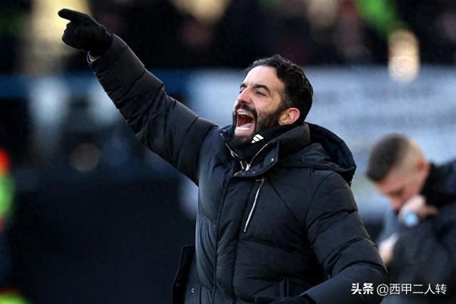 曼联替补席“寒酸”到让球迷心碎