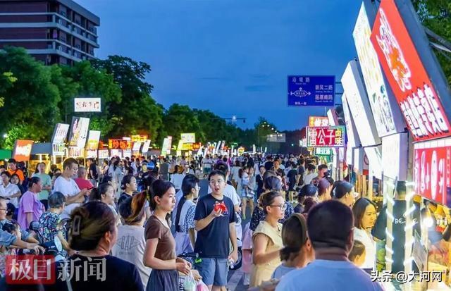 湖北夫妻炸年糕淀粉肠年入百万 小吃摊年进账超百万