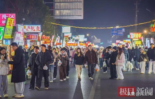 湖北夫妻炸年糕淀粉肠年入百万 小吃摊年进账超百万