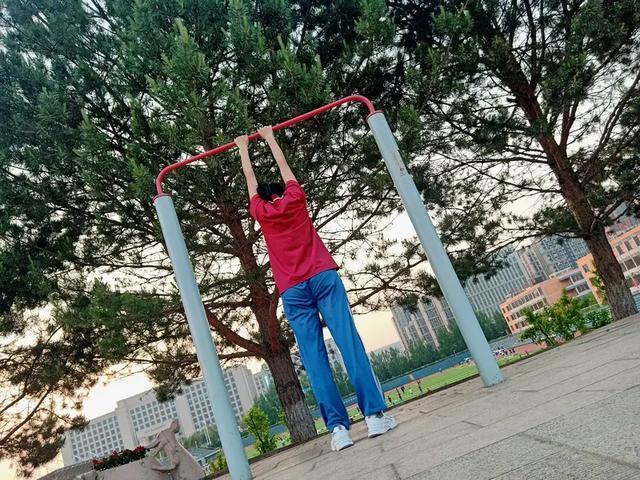 高一女生单手握力超93公斤 力量源自长期训练