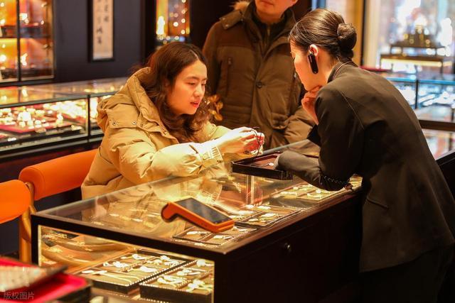 年青东谈主成家运转买“谈具黄金” 婚典浪掷静默转换