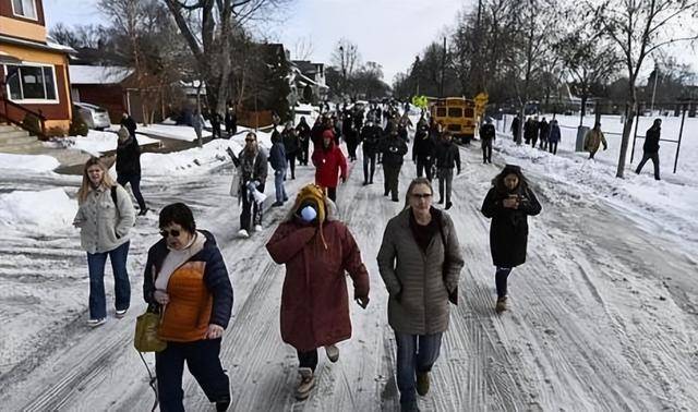 美被枪杀女子事发前曾出言挑衅特工 市长要求ICE“滚出”城市