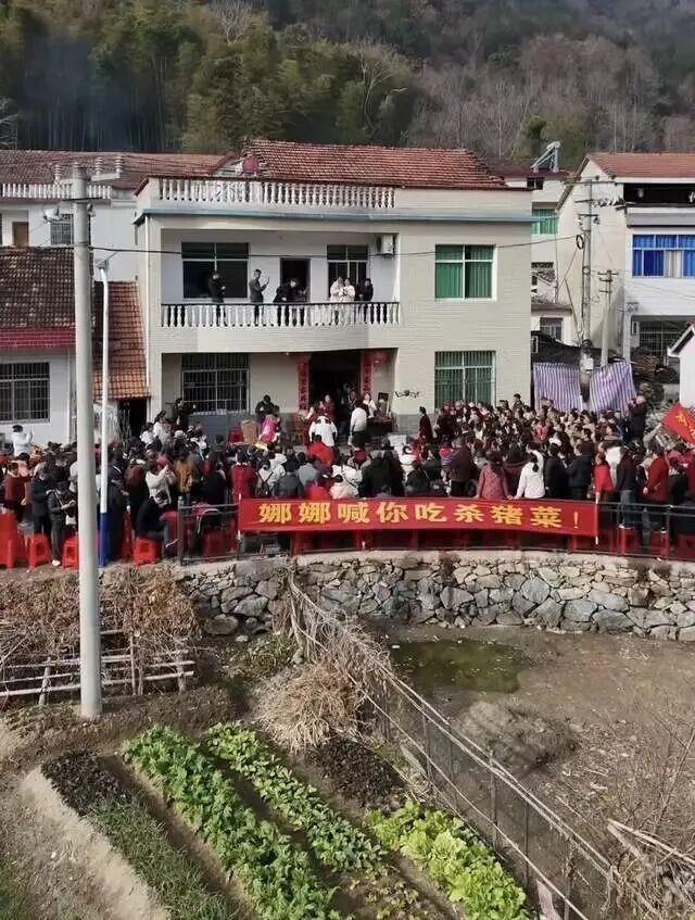 湖北英山杀猪饭火到临时加猪 乡土年味吸引大量游客