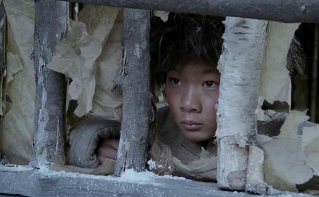 佟丽娅聚会三年收到苏翊鸣的滑板 和善激情焚烧冰雪关注