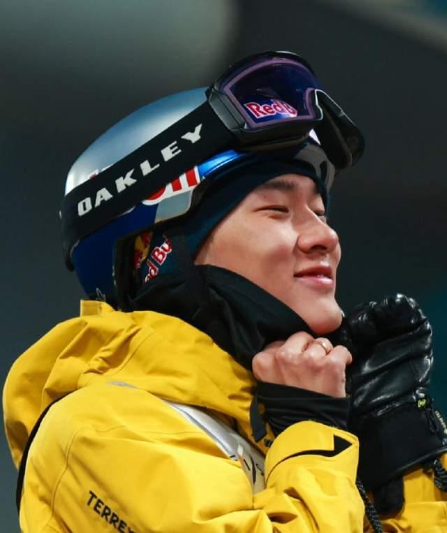 佟丽娅聚会三年收到苏翊鸣的滑板 和善激情焚烧冰雪关注