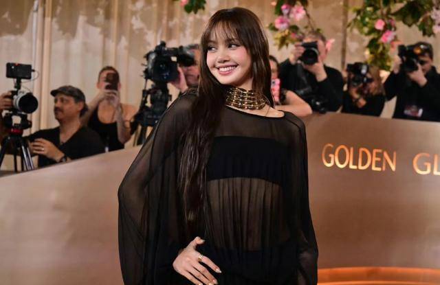 赛琳娜老公被网友p掉爆炸头 守旧妆发抢镜