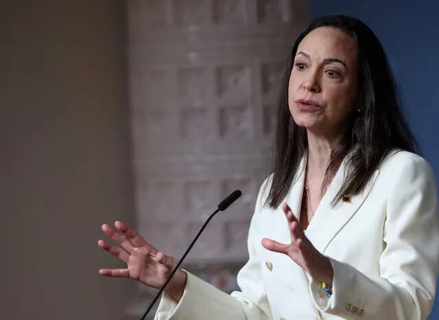 特朗普“笑纳”诺贝尔和平奖 奖章归属引发争议