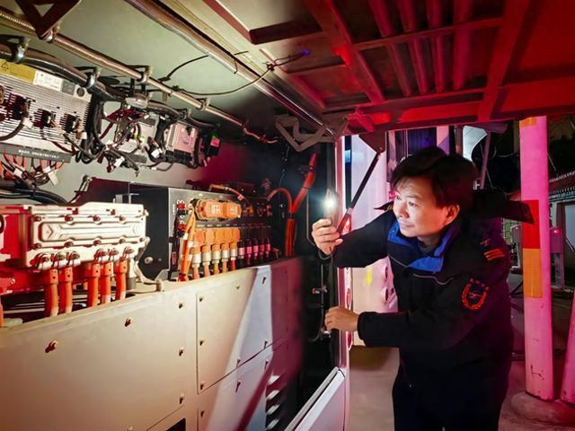 武汉公交安全员凌晨4点沿路查险