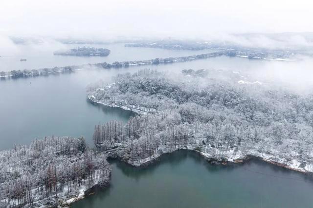 游客听天气预报到西湖蹲到了雪 寒潮带来冬日惊喜