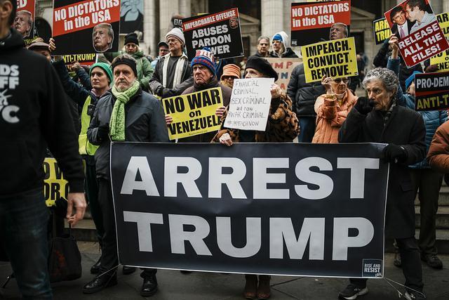 特朗普重返白宫一周年得意忘形，24小时内美国连遭六大噩耗 狂野的一年内外交困