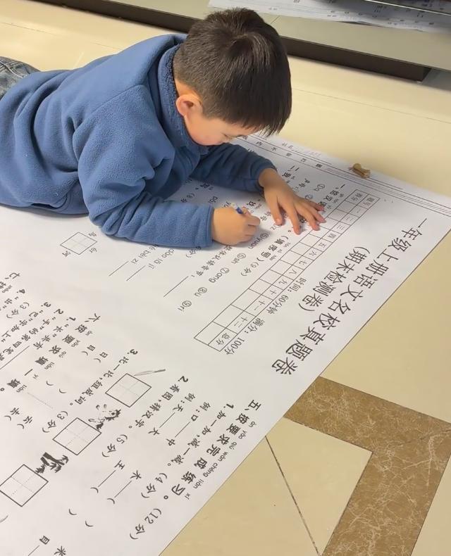 “果然人人都喜欢大的”，妈妈给儿子安排地毯式超大试卷，网友：好想做
