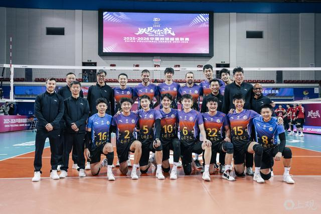 19岁“小孩哥”王泊涵接过金牌教头沈琼15号球衣线上配资十大平台，中国男排主攻线新星诞生 少年可期的成长之路