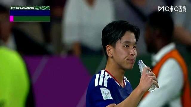 国足8分钟进2球2-2乌兹，最后时刻连丢2球，颜骏凌首发队长 从希望到失望的瞬间