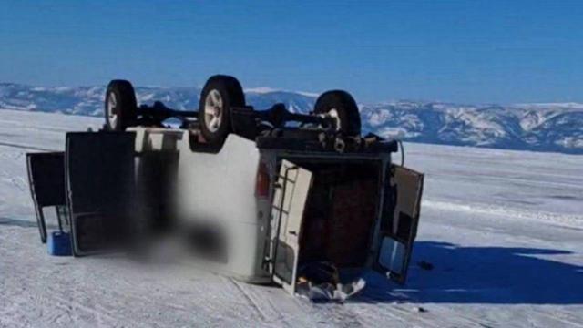 载10名中国游客越野车在贝加尔湖翻车 事故致1死4伤
