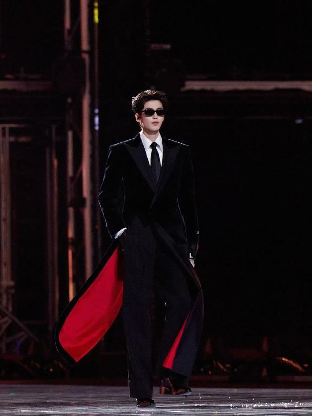 宋威龙微博之夜官宣 浓颜双雄同框引期待