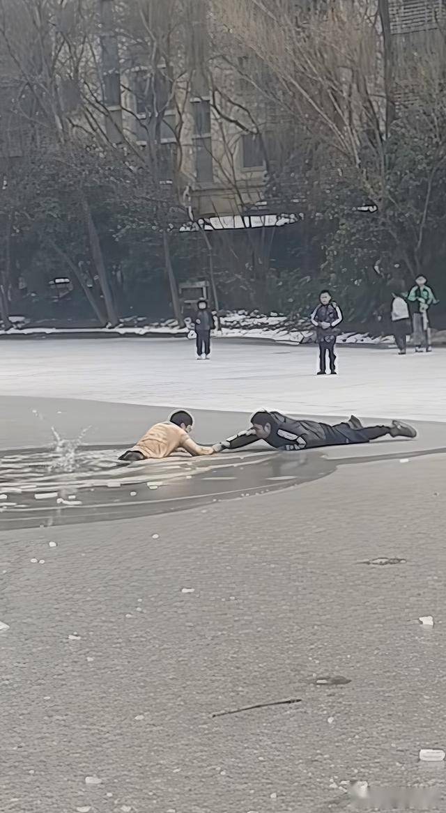 少年坠入冰河被冻僵 众人接力救人 平凡英雄双向奔赴