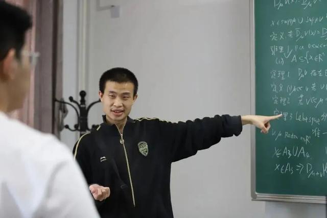 韦东奕正式获聘北京大学长聘副教授 数学天才再进一步