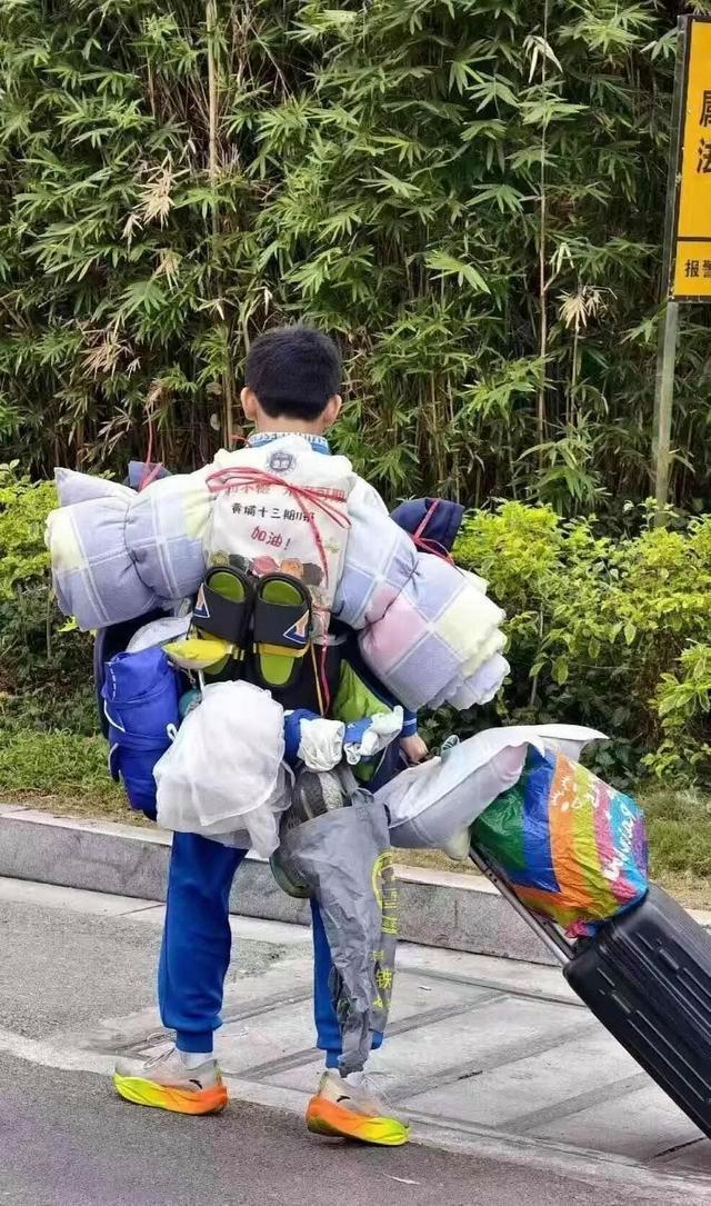 广州一中学生背影火了 “打包神技”获赞